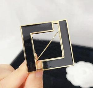 23ss Marca de moda Carta Diseñador Broches Letras altas Prendedores de solapa Mujeres Hombres Perla de cristal Pin Banquete de boda Metal Jewerlry Accesorios Regalo con sello de figura