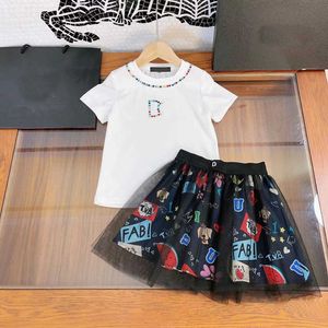 23ss ropa de diseñador para niños conjunto de falda conjuntos para niños niñas Cuello redondo Algodón puro Palo taladro letra camiseta Hilo neto largo Media falda traje Ropa de bebé de alta calidad