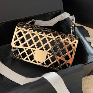 23SS Metal Hollow Dinner Designer Sac avec Black Lambe Spine Purse Purse Halle Triche Gold épaule Portefeuilles crossbody Français Français Embrayage de luxe et sac à main 20 cm