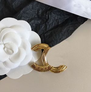 23ss Simple marca carta diseñador alfileres broches para mujeres hombres cuero moda cristal perla cobre broche placa de oro Pin joyería fiesta