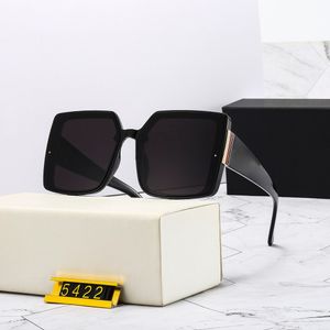 Designer lunettes de soleil pour les femmes style d'été anti-ultraviolet rétro bouclier lentille plaque carré plein cadre mode lunettes aléatoire boîte