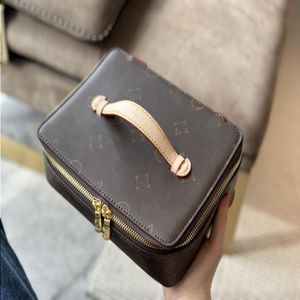 24SS Bolso De Maquillaje Portátil De Diseñador De Lujo para Damas, Viaje Súper Fácil De Llevar, Todos Los Cosméticos Se Pueden Cargar, con Forro Interior, Super Pract Xiuc