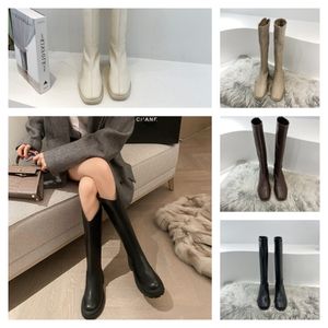 24SS Diseñadores de lujo Zapatos con púas Mujeres Botines Remaches Bota Cuero genuino Hongroise Gamuza Tobillos Botín Tachonado Bootie Gamuza negra Fábrica