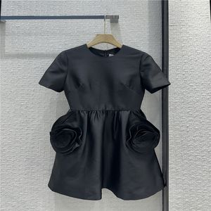 24SS Femmes Designer Dress Tee-Shirts Mini robes avec des filles à fleurs massives Milan Runway Top A-Line à manches courtes Coup à manches coupées robes de créateur haut de gamme