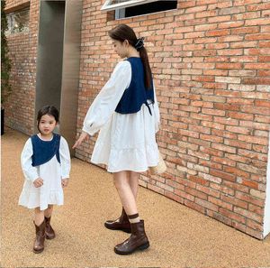 2 piezas Vestido a juego para madre e hija 2022 Primavera Padre-niño Mujeres Niñas Vestido blanco de manga larga y chaleco de mezclilla Conjunto AA220326