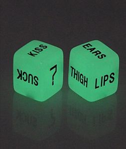 2PCSSEts Luminous Sex Dice Set Exotic Novelty Game Toy Louant Love Bosons érotiques Glow Couple Sexy Dices 16 mm pour adulte bon 1465381