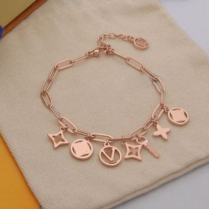 Bracelet de créateur de luxe de haute qualité 3 couleurs Bracelet de créateur de luxe de haute qualité pour femme Fashion Gold Silver Brand Love Bangle Charm Bracelet