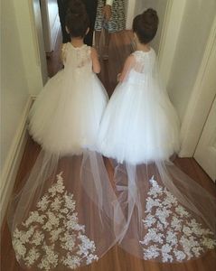 2015 Pinterest Hot Flower Girl Dresses Sheer frisado Lace apliques Watteau Long Train Girl Pegeant Vestidos Andar de comprimento Lovely Princess Dress