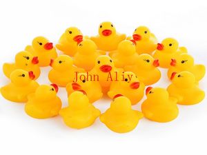 Spedizione gratuita Baby Bath Water Toy Toys Sounds Yellow Rubber Ducks Kids Bathe Children Swimming Beach Duck Ducks Regali