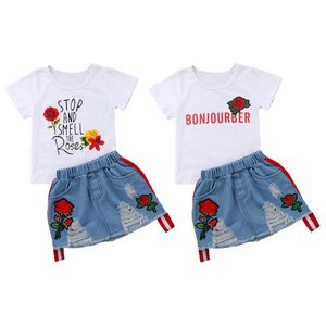 Conjunto infantil de camisetas brancas + saia jeans para meninas, tops florais com estampa de letras + bordado de flor rosa com buracos, saia jeans