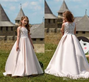 Ucuz Güzel Çiçek Kız Elbise Düğünler Için Kolsuz Dantel Üst Aplikler Prenses Saten Doğum Günü Kız Communion Pageant Abiye