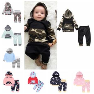 Bebek Kız Giysileri Erkek Camo Çizgili Hoodie Pantolon Çiçek Çiçekler Giyim Setleri Uzun Kollu Ins Mektup Ceket Pantolon Kıyafetler 23 Renk D-6776