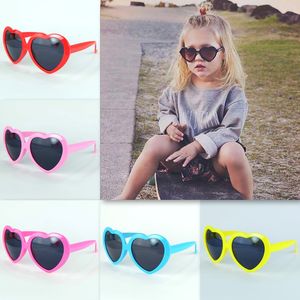 Sevimli güzel çocuklar güneş gözlüğü aşk kalp şekli moda güneş gözlükleri uv400 6 renk gözlükler toptan