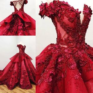 Koyu Kırmızı Quinceanera Balo Gown Elbiseler Dantel 3D Aplikler Çiçekler Tatlı 16 Mahkeme Tren Artı Beden Kabarık Parti Balo Akşam Elbise