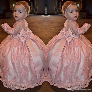 Şeftali Pembe Dantel Tül Çiçek Kız Elbise Sheer Boyun Kolsuz Yay Kat Uzunluk Prenses Küçük Çocuklar Düğün Doğum Günü Partisi Elbiseler