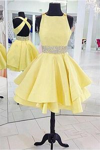 Güzel Açık Sarı Saten Homecoming Mezuniyet Elbiseleri Ucuz 2020 Boncuklu Sashes Çapraz Geri Fırfır Etek Mini Kısa Balo Elbise Parti Ucuz