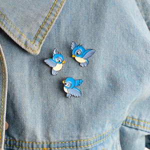 Miss Zoe Smalto spilla uccello blu Cartone animato volante alle prime armi Spilla animale Giacca di jeans Fibbia per camicia Distintivo regalo per bambini