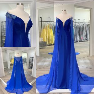 Bayan Bayan Lady Pageant Elbise 2023 Kraliyet Mavi Kadife Zarif Kırmızı Halı Couture Couture Cape Cape Boncuk İş Omuz Omuz Omuzdan