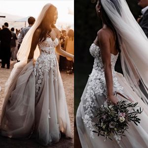 2023 A Line Wedding Dresses Bohemia Sexy Summer Beach Boho Sweetheart Sleeveless Lace Appliques Crystal Beads Split Tulle Open Back Bridal Gowns