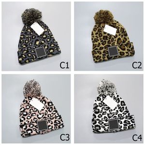 Bonés de tricô femininos de luxo, chapéus bobble com etiqueta, gorros de malha de leopardo, marca de atacado