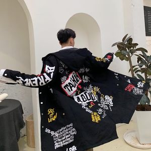 Giacca con stampa di lettere e trench coat Graffiti per abbigliamento da uomo Hip Hop Autunno Cappotto lungo alla moda Harajuku con giacca a vento con cappuccio