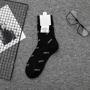 Frauen Mädchen Brief Socken Weiß Schwarz Atmungsaktive Buchstaben Lange Kurze Socke Mode Strumpfwaren für Geschenk Teil Großhandel