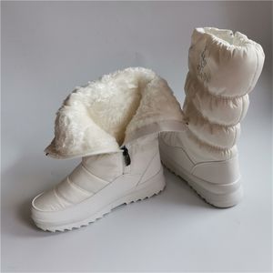 Women Pel Snow Winter Plüsch Flats Stiefel runden Zehen mit mittleren Schnellstiefeln warme Plattformen lässige schwarze weiße Schuhe Frau Y20091 53 S
