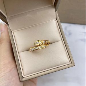Chaveiro de alta qualidade clássico requintado anéis abertos fácil de deformar Lady Sier Snake banhado a osso leve padrão de diamante completo casal agradável 233