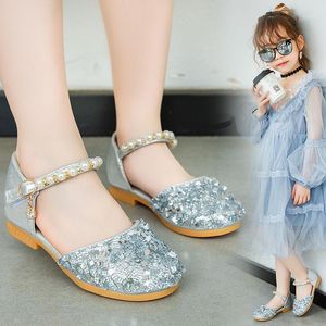 Сандалии для девочек сплошной горный хрусталь Принцесса 2022 Детская мода выпускного вечера с жемчугом Красивая с низким каблуком Сумка пятки Детская одежда обувь
