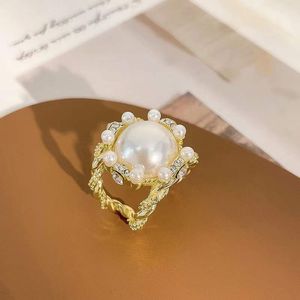 Gli stilisti suonano anelli di perle vintage esagerati da donna di alta qualità, tendenza cool, apertura semplice, gioielli regolabili, regalo d'oro