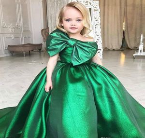Sevimli Zümrüt Yeşil Kızlar Pageant Elbiseler Prenses Bir Omuz Saten Yay Çocuklar Örgün Giyim Çocuk Toddler Brithday Parti Abiye Balo Balo Kıyafeti Kat Uzunluk