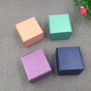 30 adet / grup 4x4x2.5 cm Renkli Kraft Kağıt Takı Ambalaj El Yapımı Sabun Düğün Candy Jllita Için Küçük Hediye Kutusu