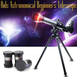 Os alunos estudam o telescópio astronômico experimental, grande angular, poderosos telescópios ao ar livre do zoom infantil