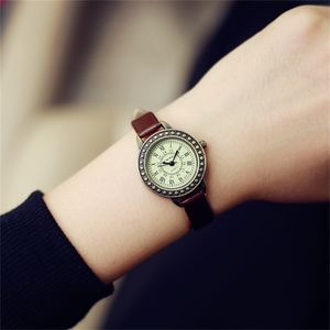 Bayanlar Tasarımcı Vintage Deri Kadın Bilezik Saatler Kahverengi Retro Roma Kuvars Kadın Saat Moda Küçük Kadın Saatı 211228