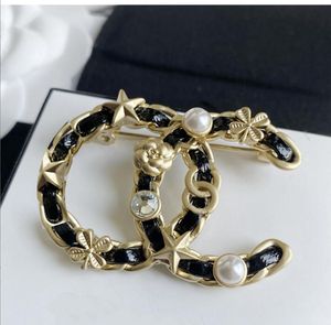 Vintage High-end Kazak Takım Elbise Yaka Pin Broşlar Moda Marka Tasarımcısı Çift Harfli Broş Lüks Tam Elmas Geometrik Çiçek Broş Mens Womens Takı için