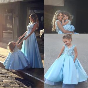 Anne Kızı Yeni Gökyüzü Mavi Çiçek Kız Elbise V Boyun Dantel 3D Aplikler Saten Doğum Günü Çocuk Kız Pageant Abiye İlk Communion Elbiseler