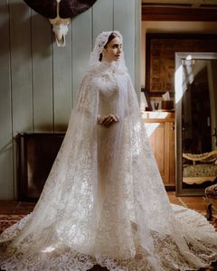 Romantik kapüşonlu dantel düğün peçe Lily Collins ilham peri prenses gelin pelerin 2023 omuz pelerin şapeli uzun gelin perdeleri batı İngiliz Viktorya