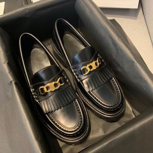Siyah Margaret Ayakkabı Triomphe Altın Zincir Saçak Loafers Orijinal Calfskin Deri Kayma Evde Kadınların Lüks Tasarımcıları Düz ​​Elbise Ayakkabı Bayanlar Yüksek Kalite