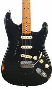 В наличии винтажная электрогитара David Gilmour Heavy Relic Black Over Sunburst, тремоло-бридж Whammy Bar, винтажные тюнеры