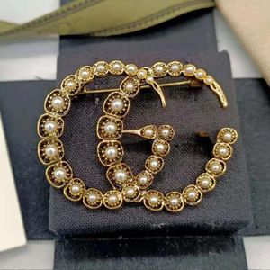 Basit Tasarımcı Marka Çift Mektup Broşlar Geometrik Bronz Kazak Takım Elbise Yaka Pin Broş Moda Bayan Kristal Rhinestone İnci Broş Düğün Takı