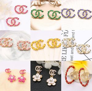 Toptan 20 Molor Marka Tasarımcı Mektubu Charm Stud Küpe Yüksek uçlu 18K Altın Kaplama Kristal Rhinestone Geometrik Çiçek Küpe Kadın Düğün Takı Accessorie