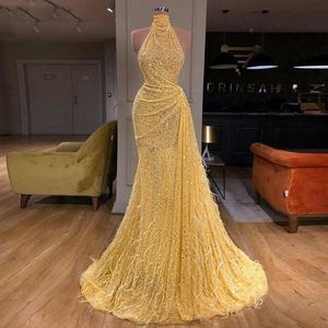 Kadınlar için sarı saten gece elbiseleri yüksek boyun boncuklu bir çizgi balo parti elbisesi tüy uzun şal resmi robe de soir e