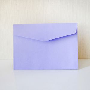 50 adet / grup 17.5x12.5 cm / 6.9 * 4.9 inç Katı Renk Kraft Kağıt Ürünleri Tebrik Kartı Kartpostal Teşekkürler Notlar Zarf Basit Düğün Davetiyesi Hediye Zarflar HY0047