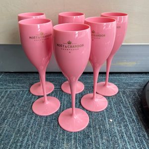 Девушка розовый пластиковый винный стеклян