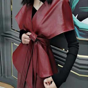 LAUTARO Bahar Lüks Tasarımcı Faux Deri Ceket Kadın Sashes Kırmızı Şarap Cape Şallar Kadınlar Için Gotik Pelerin Pisti Moda 211007