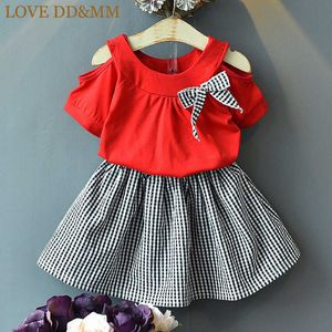 Amor DDMM Girls Define o desgaste das crianças do verão Moda Fashion Strapless Bow T-shirt de mangas curtas + saia xadrez terno 210715