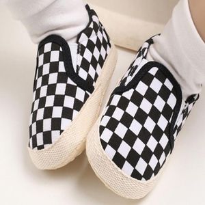 Первые ходунки SANDQ Baby Baby Boys Hanvas Shoes To Solid Black White Checkered Slip на случайные противоскользящие кроватки Zapatos Chaussure 0-12 м малыша
