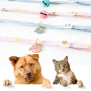 Köpek Yağları Tasmalar Çan ile Sevimli Kedi Yaka Ayarlanabilir Güvenlik Kara Yavru Kedi Kolye Çiçek Desen Yavru Chihuahua Kolye