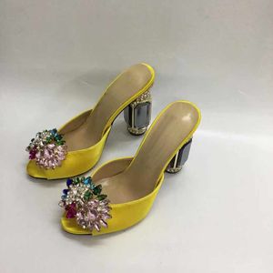 2021 kadın bayanlar gerçek deri taklidi yüksek topuklu sandalet ipek saten yaz parmak arası terlik terlik slip-on elbise ayakkabı elmas Oy pusulaları 3D renkli çiçek sarı
