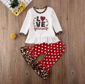 Yenidoğan Bebek Kız Giyim Setleri Mektubu Üstleri Şeftali Kalp Leopar Baskı Fırfır Uzun Pantolon 2 adet Kıyafetler